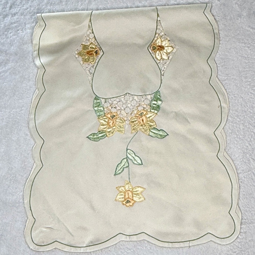 VTG Daffodil Embroidered Table Runner Dresser Scarf Cottagecore Floral